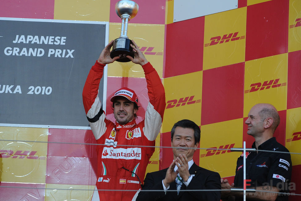 Alonso levanta el trofeo