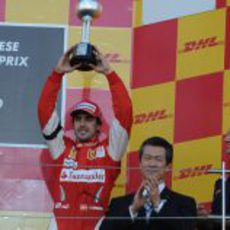Alonso levanta el trofeo