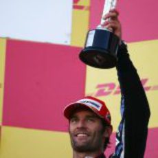 Webber levanta el trofeo