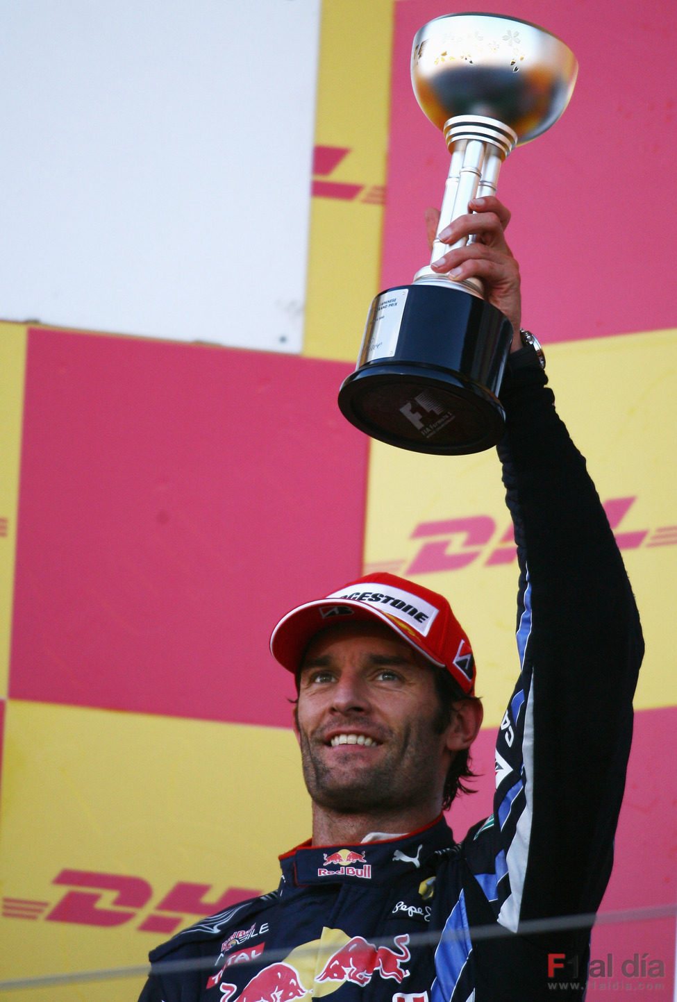 Webber levanta el trofeo