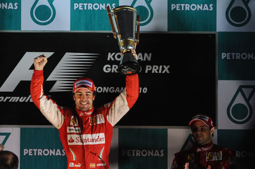Alonso con su trofeo