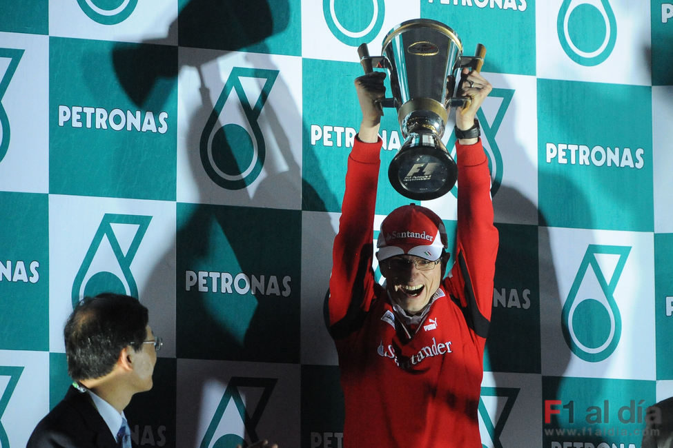 Dyer con el trofeo a la escudería Ferrari