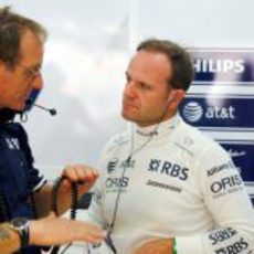 Barrichello y su ingeniero