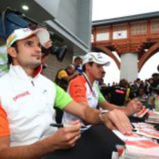 Sutil y Liuzzi atienden a sus aficionados