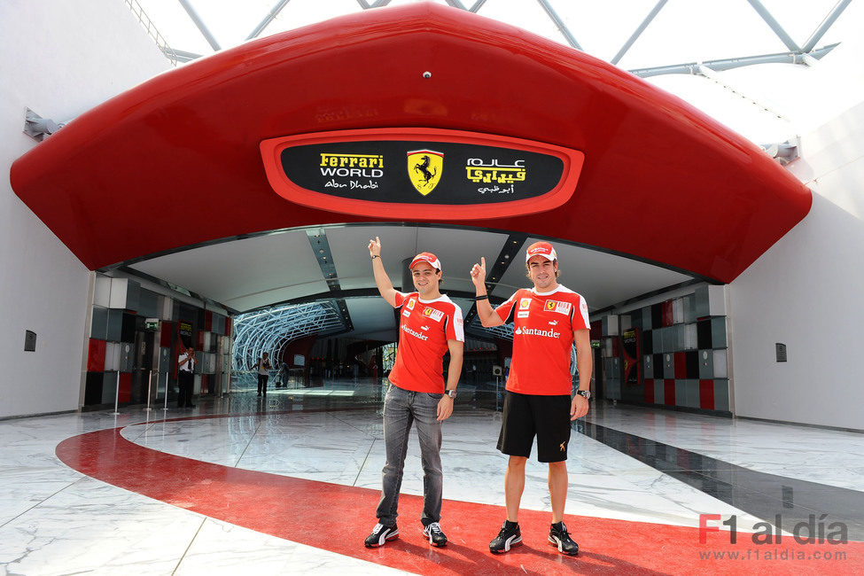 Alonso y Massa visitan el 'Ferrari World'