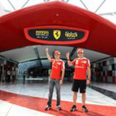 Alonso y Massa visitan el 'Ferrari World'