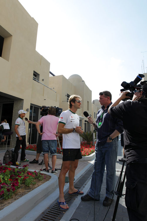 Trulli y Kovalainen atienden a los medios