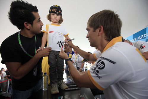 Petrov firmando autógrafos