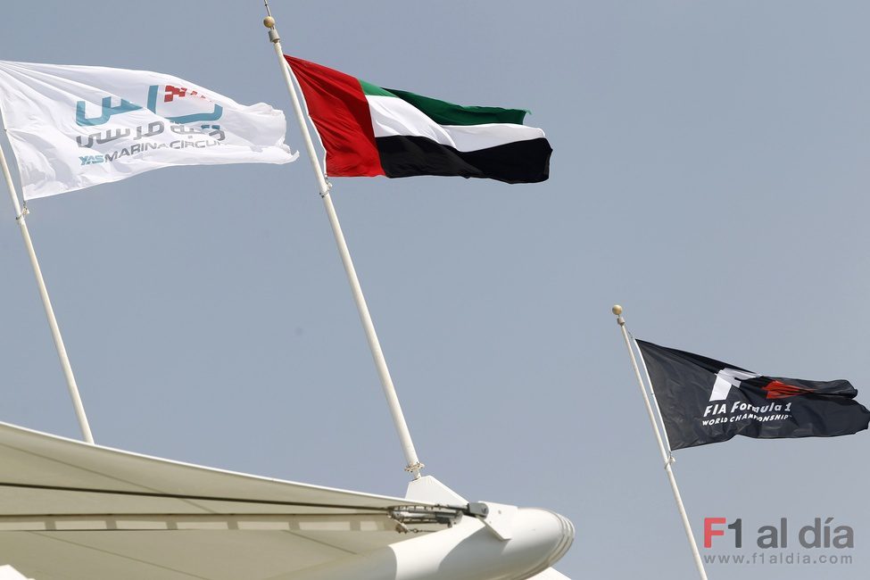 Banderas en el cielo de Abu Dabi
