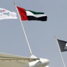 Banderas en el cielo de Abu Dabi