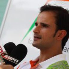 Liuzzi atiende a los medios