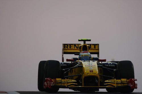 Vitaly Petrov rueda en Yas Marina