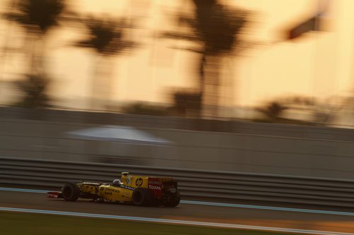 Vitaly Petrov pilota durante la puesta de sol