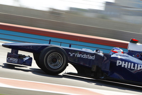 Barrichello rodando en el circuito de Yas Marina