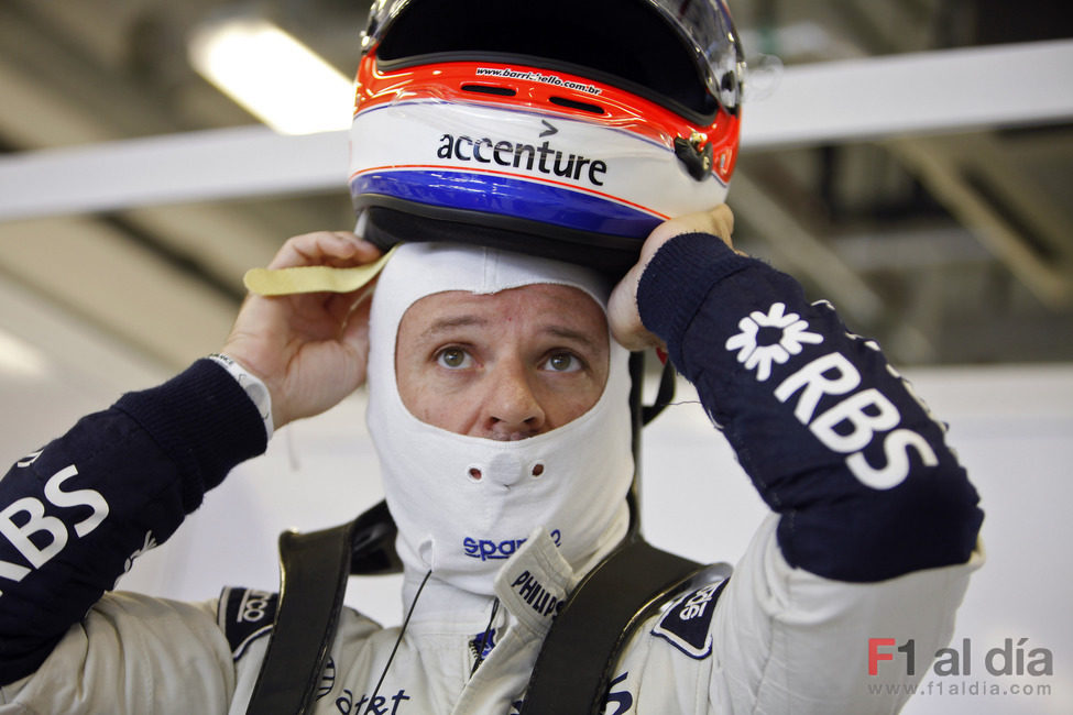 Barrichello se pone su casco