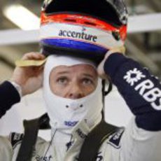 Barrichello se pone su casco