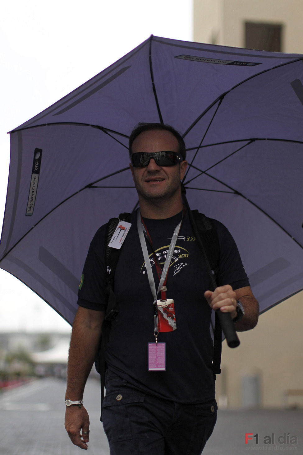Barrichello se protege de la lluvia