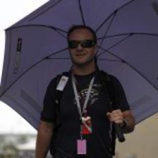 Barrichello se protege de la lluvia