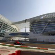 Glock pasa junto al gran hotel de Yas Marina