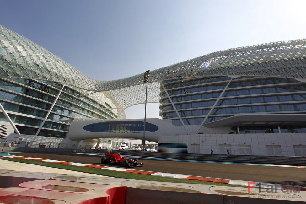 Glock pasa junto al gran hotel de Yas Marina