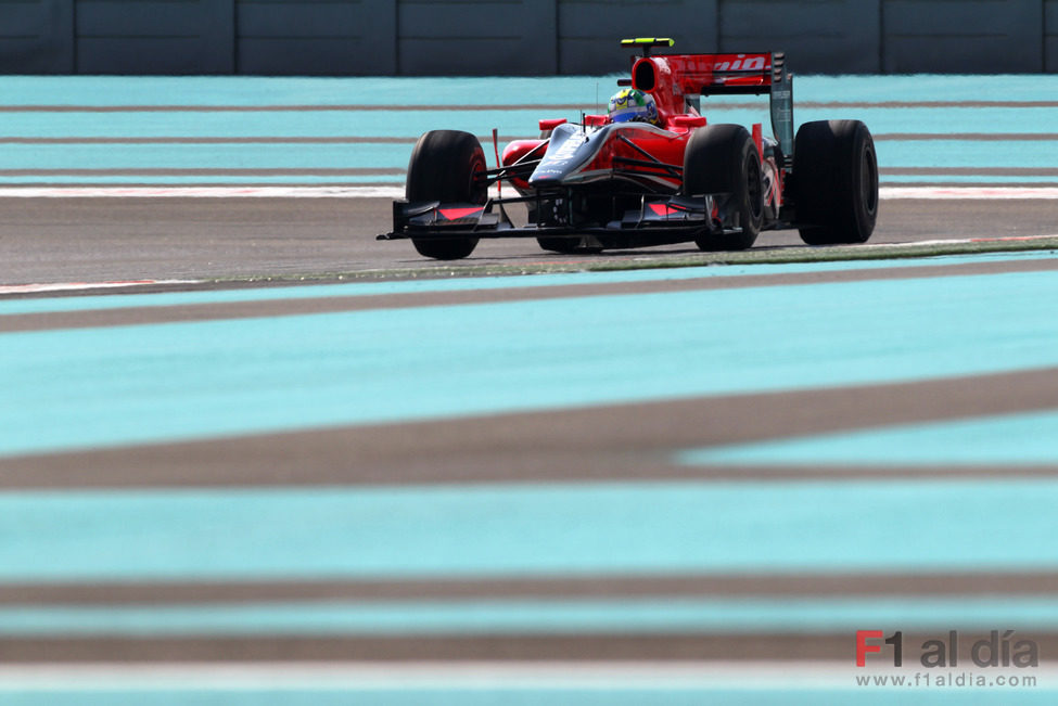 Timo Glock rueda con el Virgin sobre el asfalto árabe