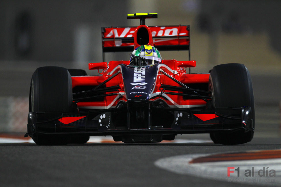 Los focos se reflejan en el Virgin de Di Grassi