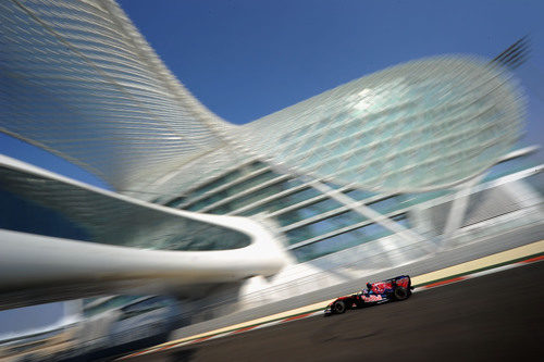 Buemi pasa por debajo del hotel