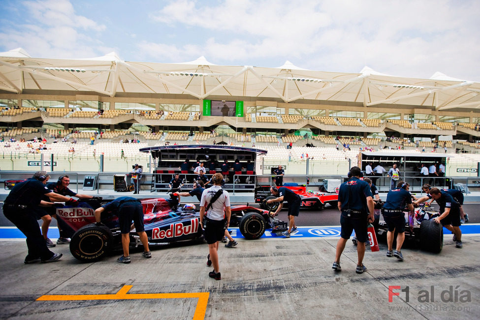 Los dos Toro Rosso vuelven al box