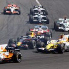 Webber y Piquet en la primera curva