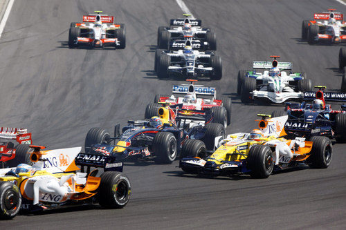 Webber y Piquet en la primera curva
