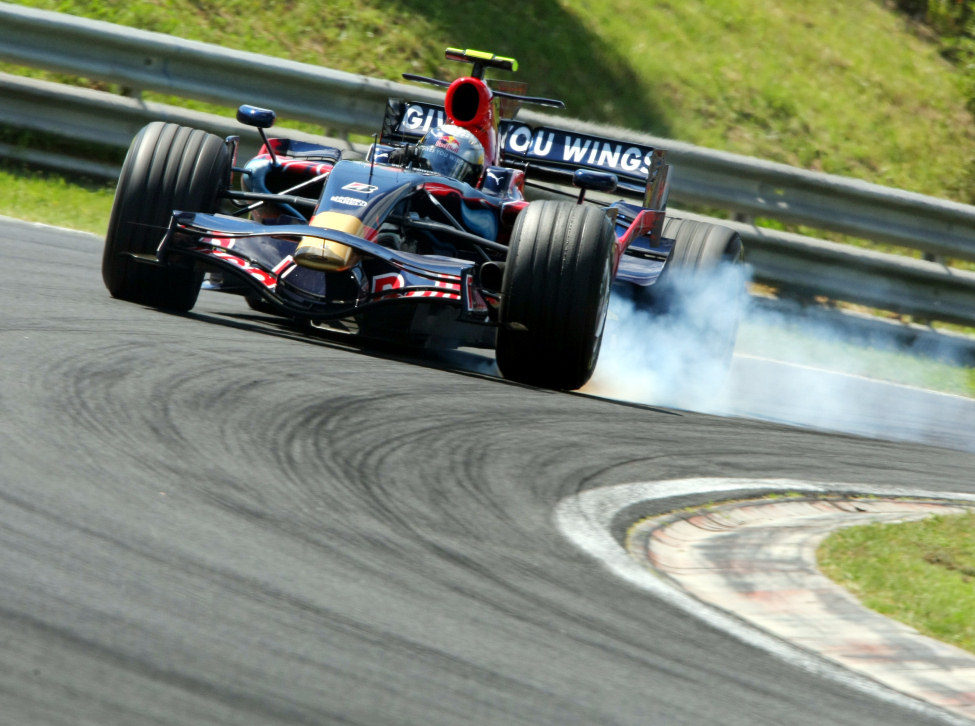 Vettel se pasa de frenada