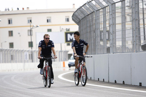 Nakajima recorre el circuito en bici