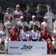 Todos los pilotos posan junto a los responsables de Bridgestone