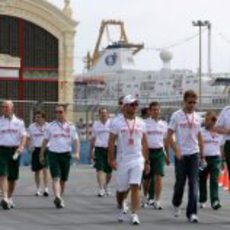 El equipo Honda pasea por el circuito de Valencia