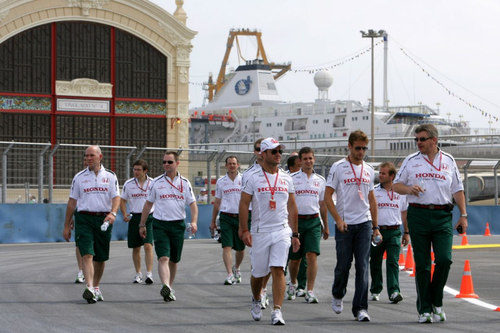 El equipo Honda pasea por el circuito de Valencia