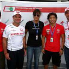 Barrichello y Button junto a los pilotos de trial de Honda