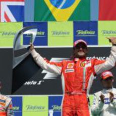 Massa con el trofeo de vencedor