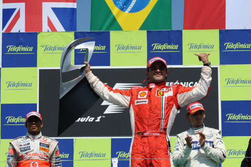 Massa con el trofeo de vencedor