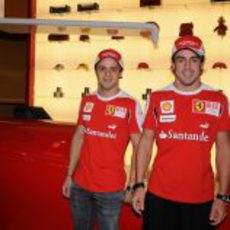 Felipe y Fernando estampan sus firmas en el 'Ferrari World'