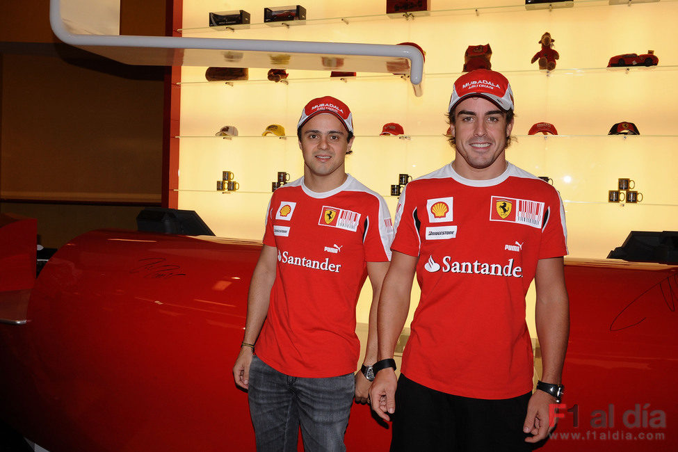 Felipe y Fernando estampan sus firmas en el 'Ferrari World'
