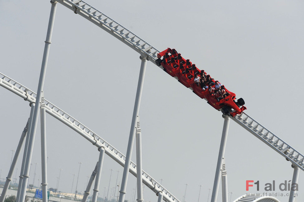 Alonso y Massa prueban la montaña rusa del parque