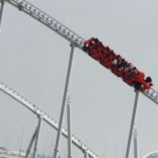 Alonso y Massa prueban la montaña rusa del parque