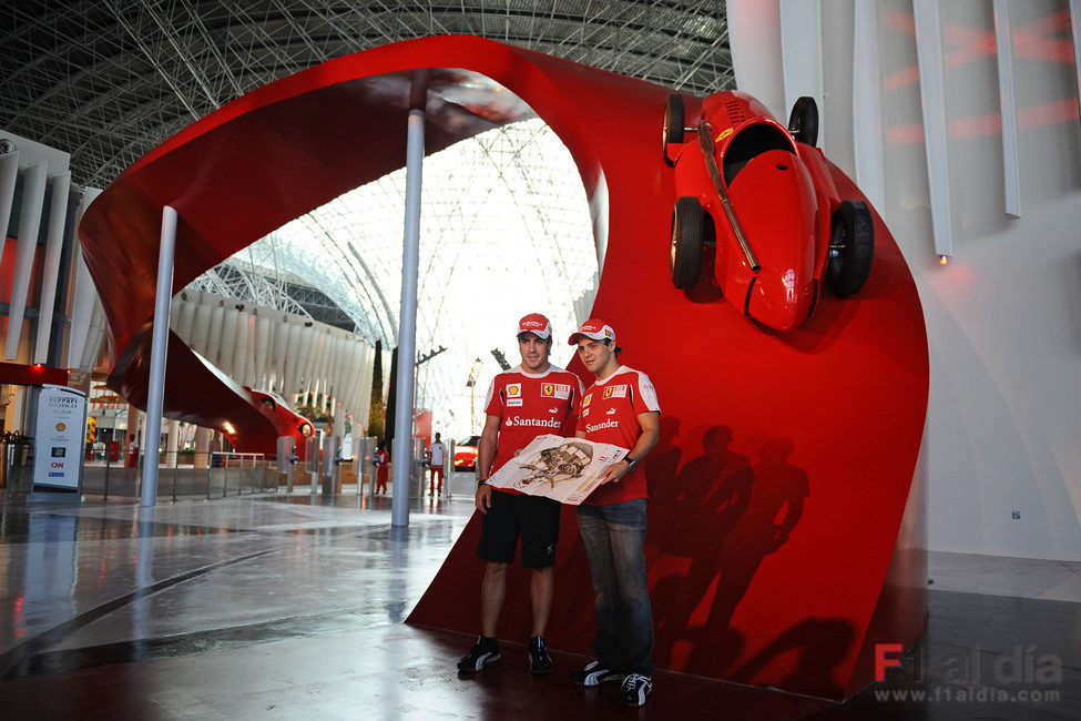 Los dos pilotos de Ferrari posan para las cámaras