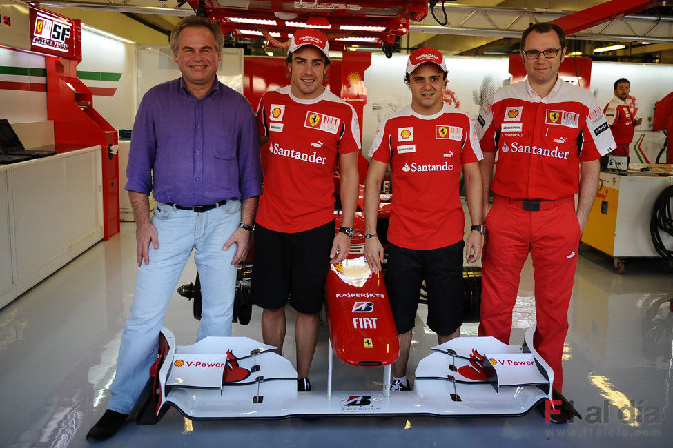 Alonso, Massa y Domenicali posan junto a su nuevo patrocinador