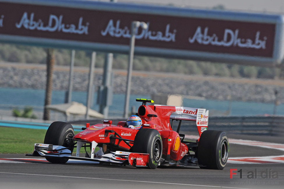 Alonso rueda sobre la pista de Yas Marina