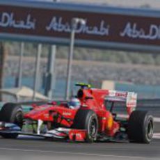 Alonso rueda sobre la pista de Yas Marina