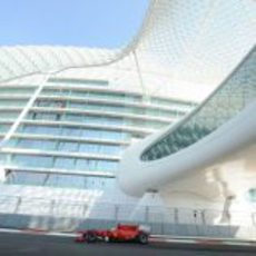 Massa pasa bajo el hotel de Yas Marina