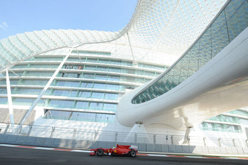 Massa pasa bajo el hotel de Yas Marina