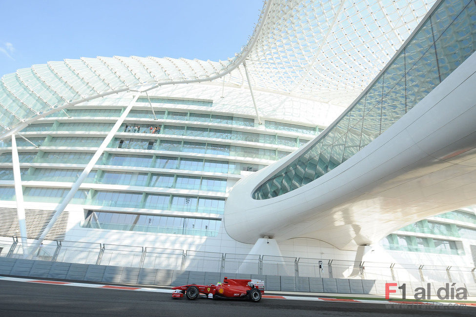 Massa pasa bajo el hotel de Yas Marina