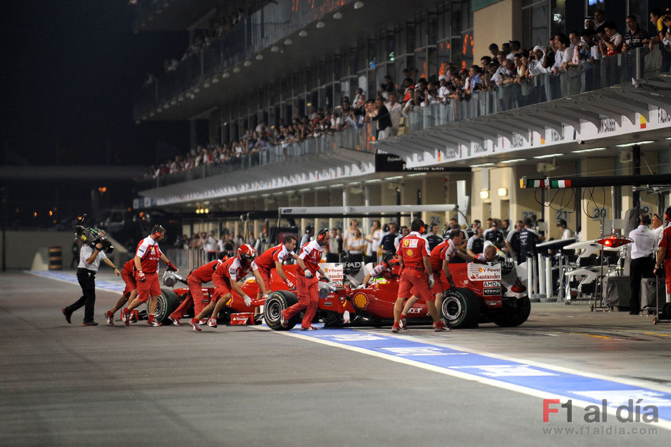 Los monoplazas de Ferrari vuelven al box